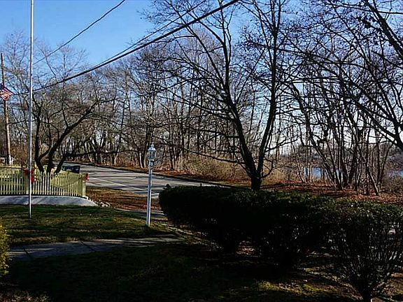 5th image of 677 Narragansett Pkwy