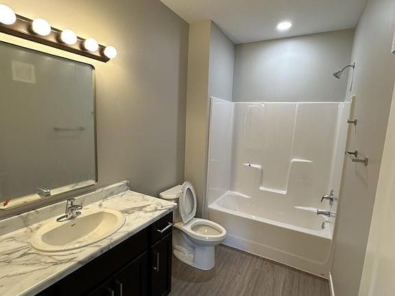 3rd image of 605 E 1st St #302