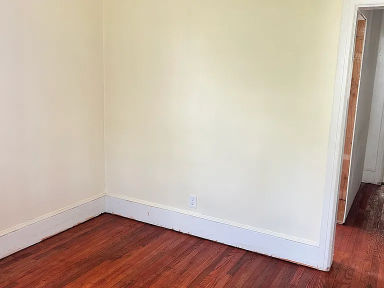 112 Gibson St — Photo 3
