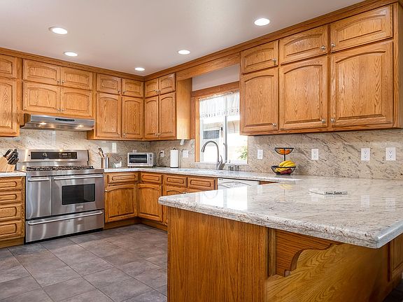 Bright, spacious kitchen