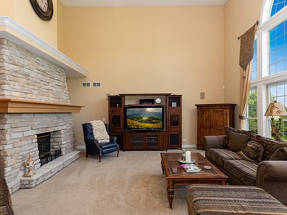 3rd image of 3837 Gladstone Dr