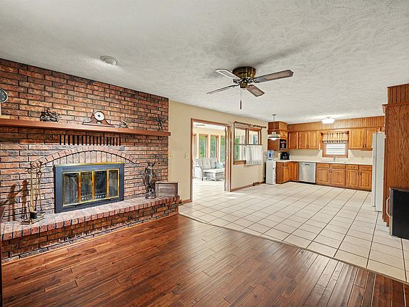 4th image of 2419 Stewart Ln