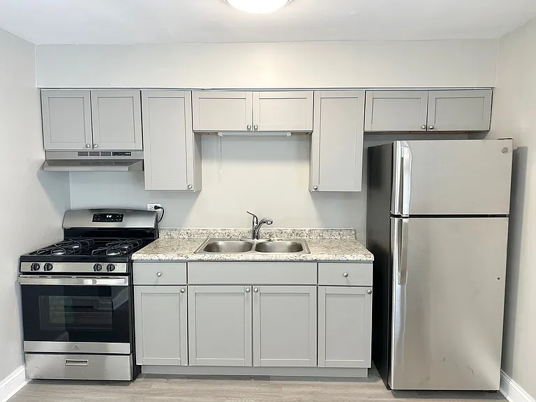 1719 E Roosevelt Rd #2 — Photo 3