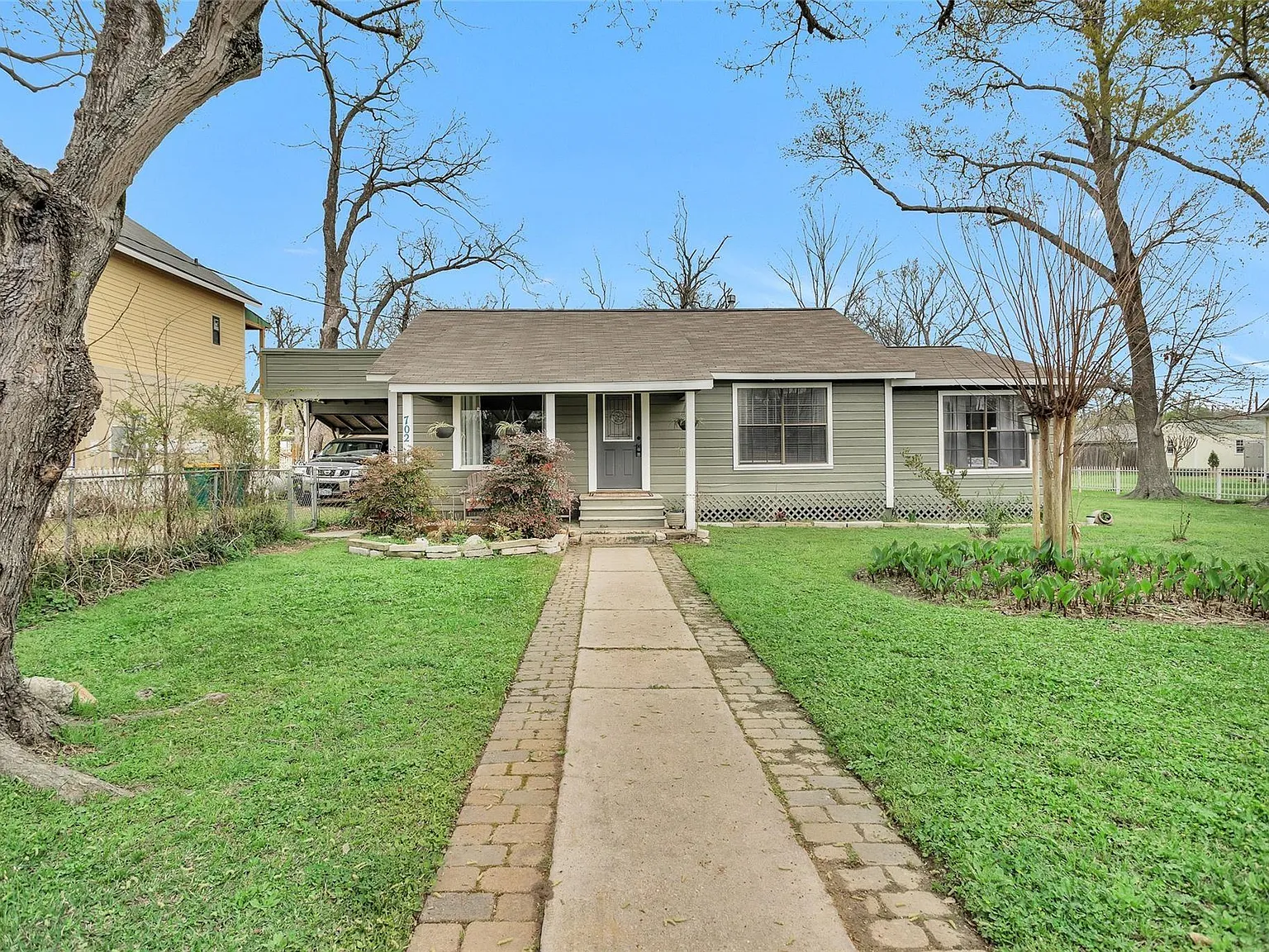 3 bed, 1368 sqft, $1,850 — Photo 1