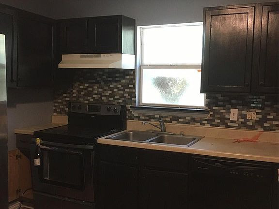 3rd image of 1641 Decker St