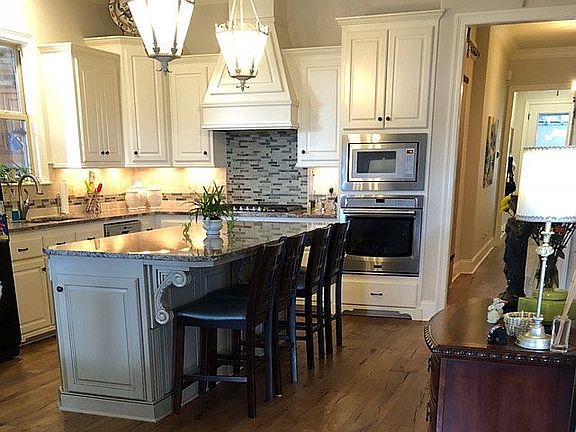 3rd image of 331 Dunvegan Ct