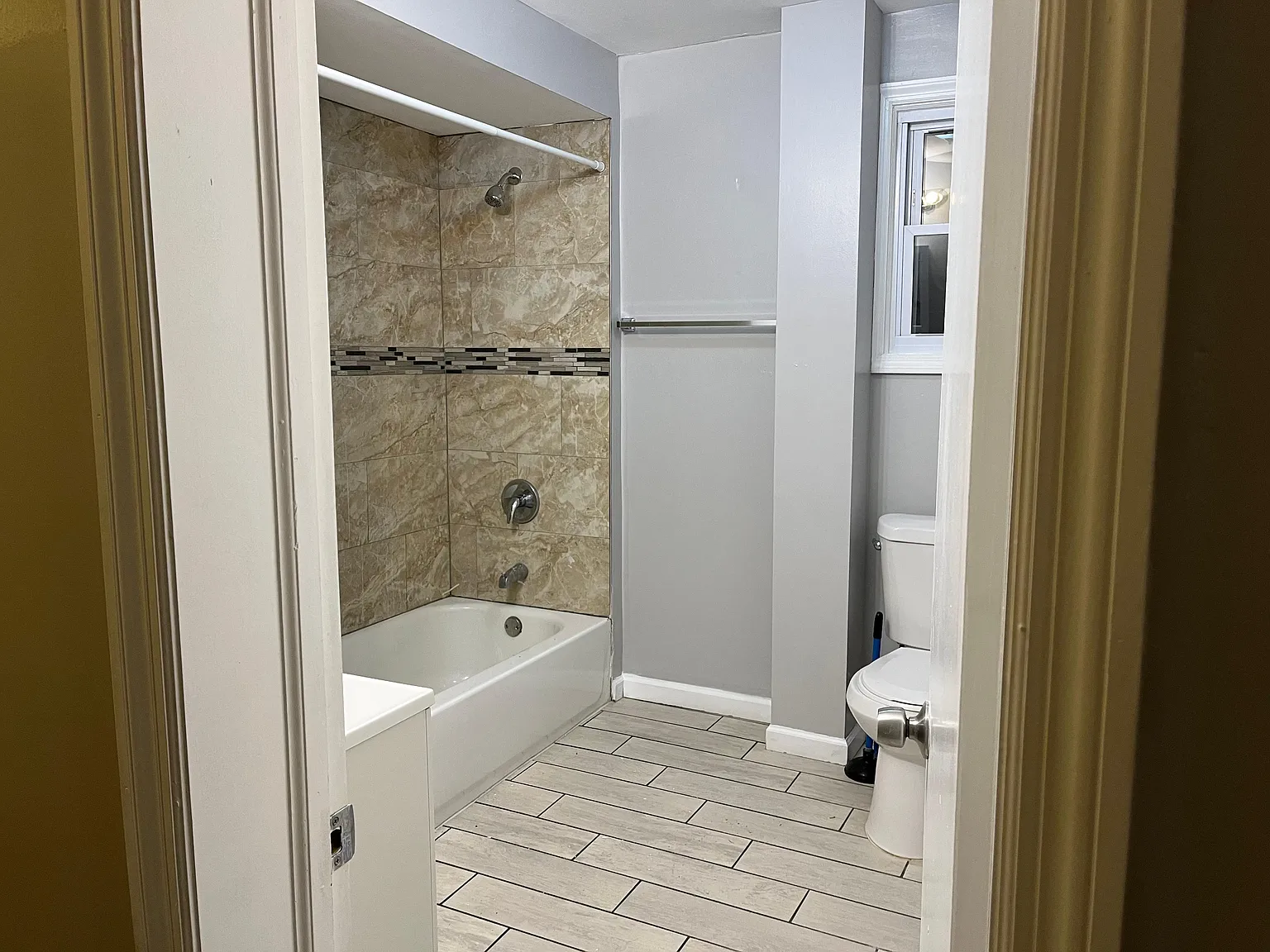 4 bed, $2,400 — Photo 2