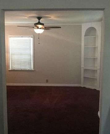 Built-ins in dining area