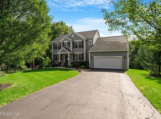 9 Horizon Dr, Mechanicville, NY 12118
