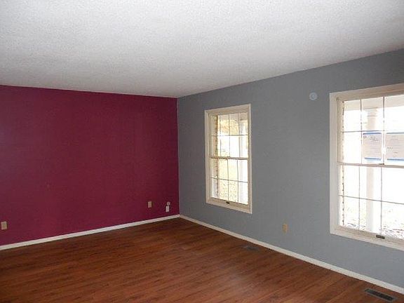 3rd image of 32 Shorewood Ct