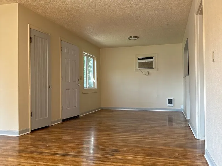 401 SE 3rd St — Photo 3