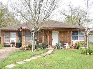 917 Robinhood Ln, Angleton, TX 77515
