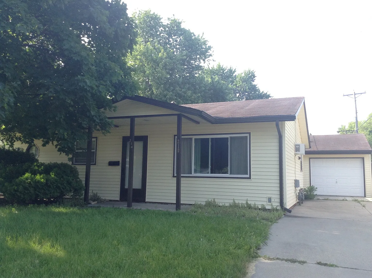 3 Bedroom House w/Garage — Photo 1