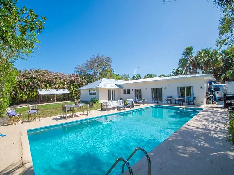 527 E Causeway Blvd — Photo 21