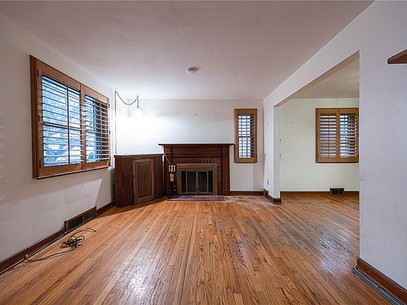 3rd image of 155 Delano Dr