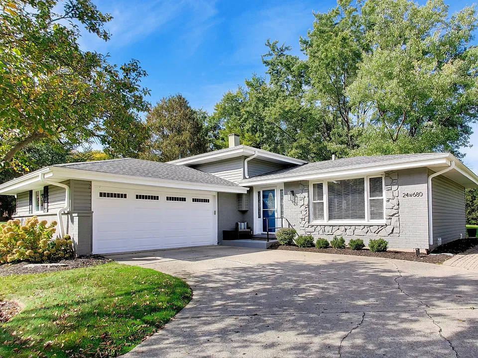 24W680 Lakewood Dr