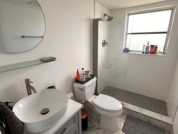 2nd image of 3960 Oaks Clubhouse Dr APT 512