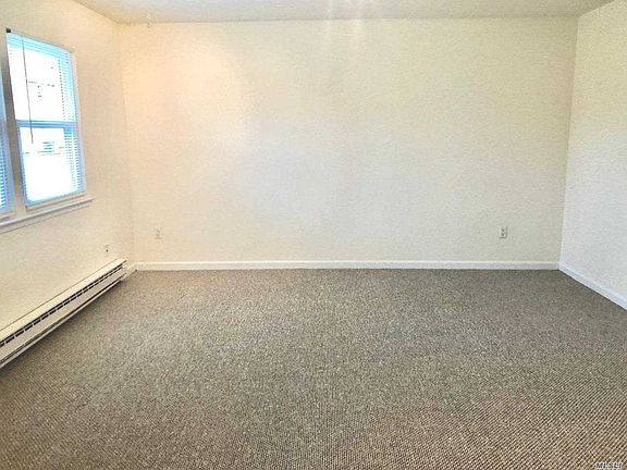 4th image of 10 Charleston Ct
