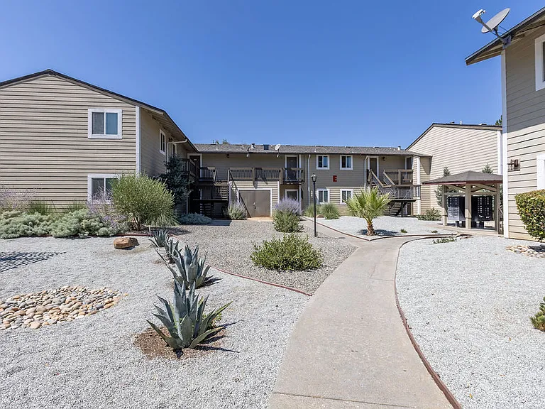 Cadena Apartments — Photo 13
