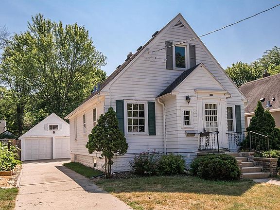 4th image of 930 6th Ave SE