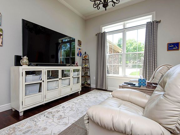5th image of 106 Whispering Oaks Ln
