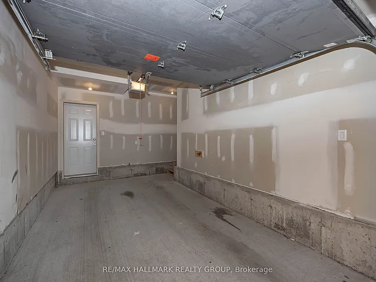 422 Rolling Meadow Cres — Photo 35