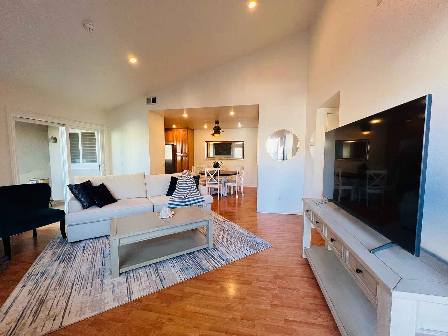 3 bed, 1250 sqft, $5,500 — Photo 4
