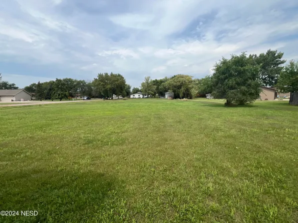 1207 S 2nd St, Milbank, SD 57252