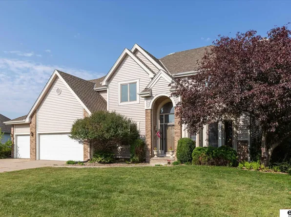 917 Killarney Dr, Papillion, NE 68046