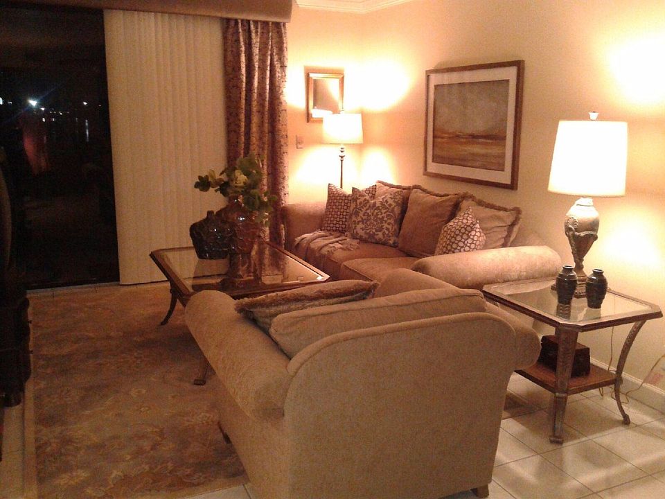 LIVING ROOM NIGHT VIEW.