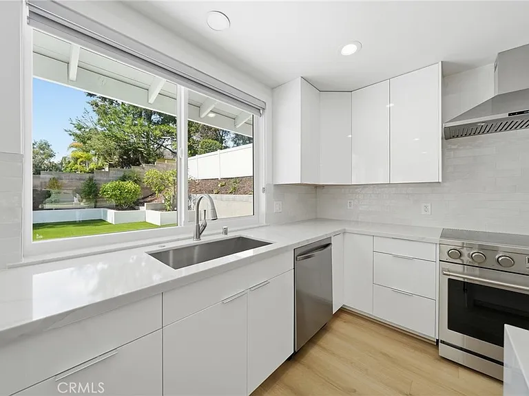 520 W Country Hls — Photo 10