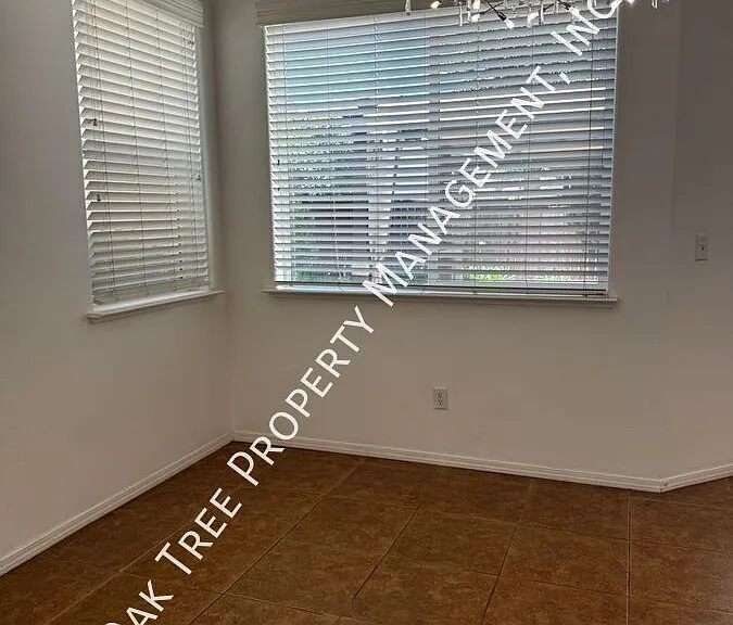 679 W Lisbon Ln — Photo 8