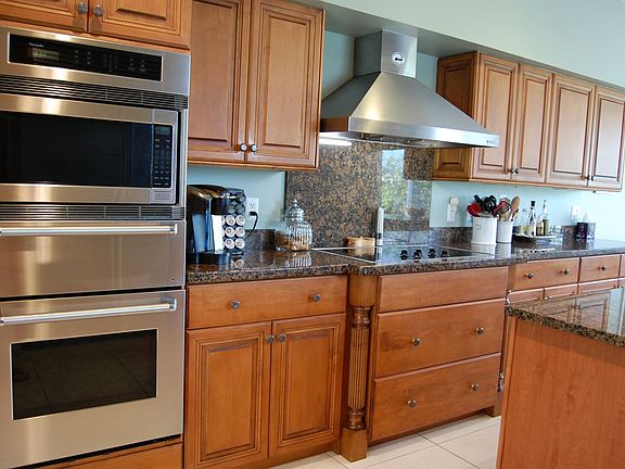 3rd image of 2401 SW Manor Hill Dr