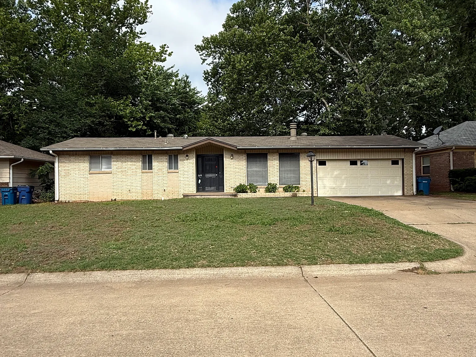 3 bed, 1.5 bath, 1350 sqft, $1,600 — Photo 1