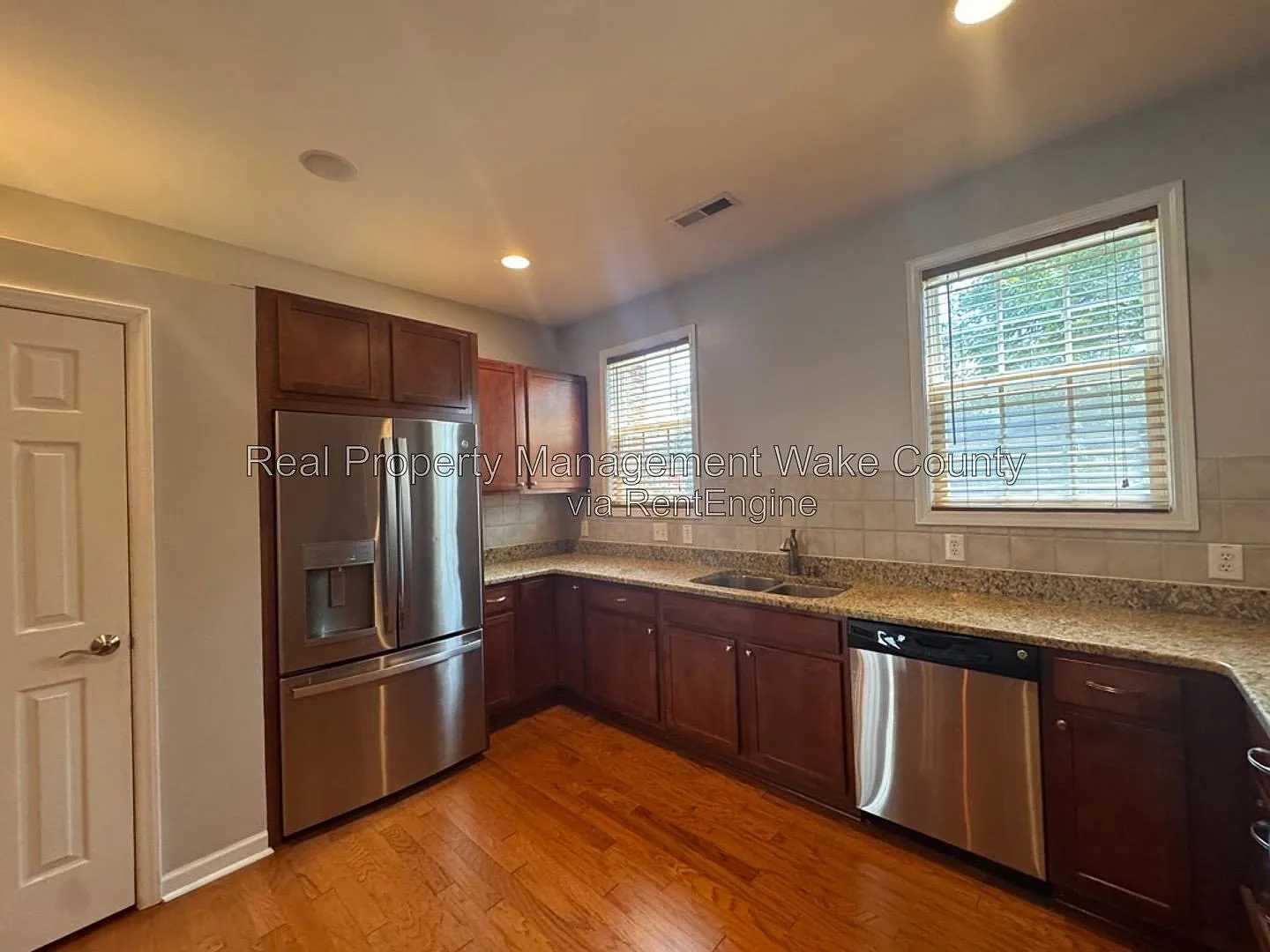 3 bed, 2.5 bath, 1920 sqft, $2,000 — Photo 3