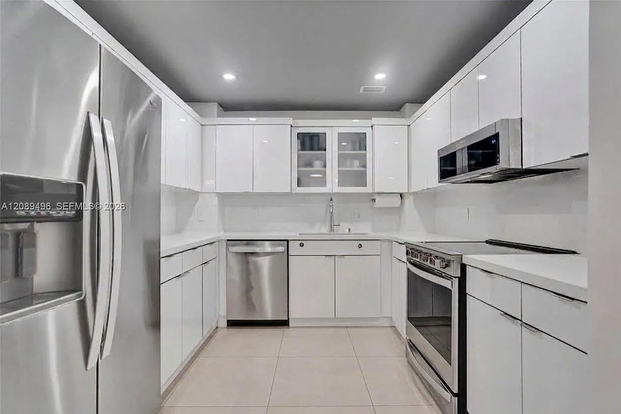 Hemispheres Condo — Photo 2