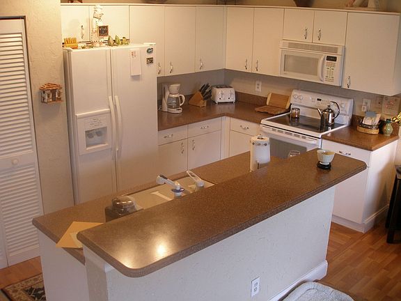 Bright KITCHEN with ISLAND BREAKFAST BAR 