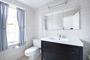 Rented by R New York