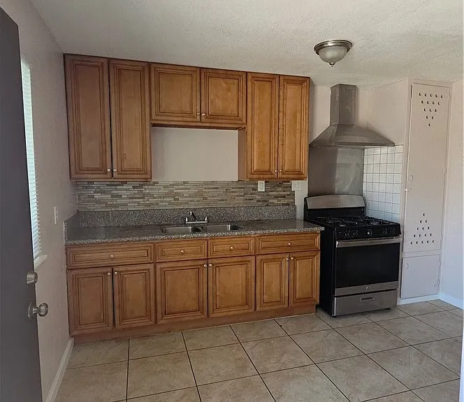 610 W Grand Blvd #4 — Photo 2