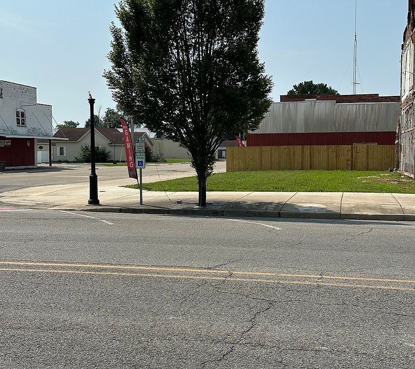 2nd image of 115 E Main St