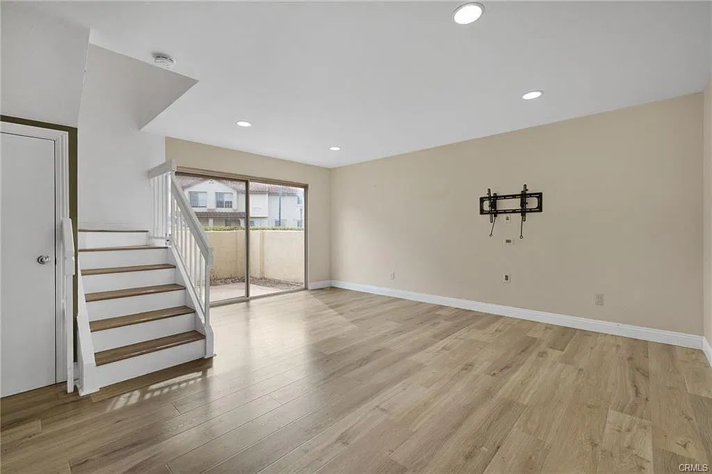 2 bed, 878 sqft, $3,195 — Photo 3
