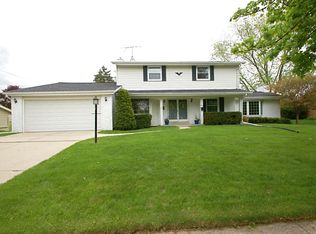 915 Lynne Dr, Waukesha, WI 53186