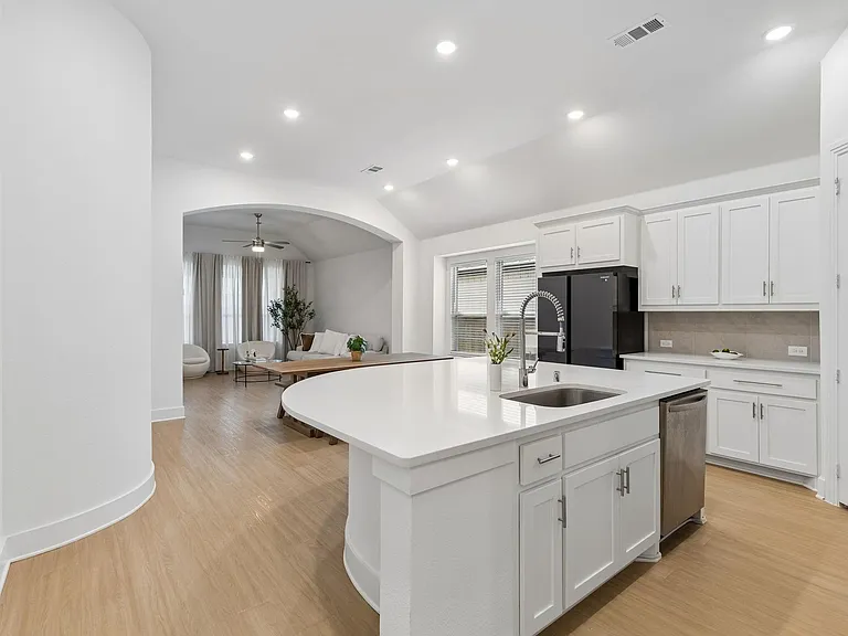 1613 Sandhill Ln — Photo 2
