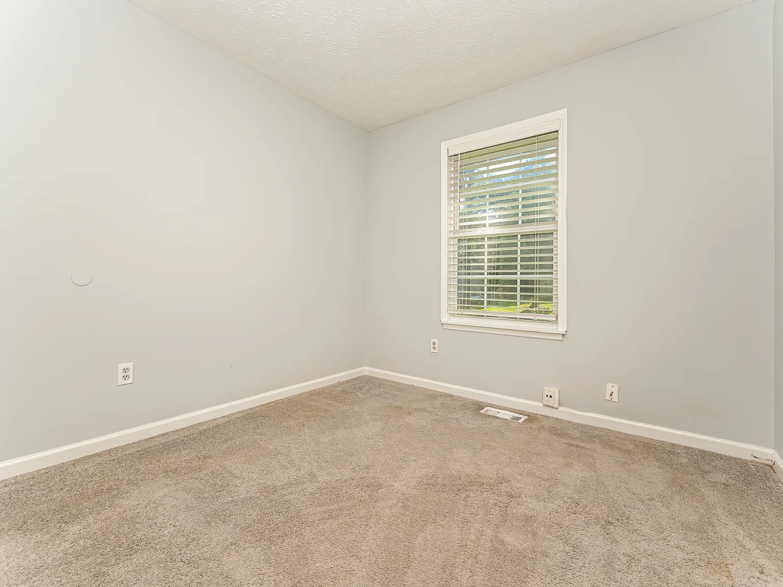 4 bed, 2.0 bath, 2184 sqft, $1,835 — Photo 3