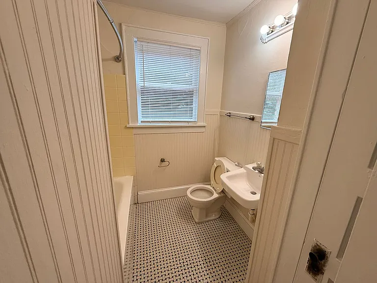 1607 - 1609 Hollywood Drive — Photo 8