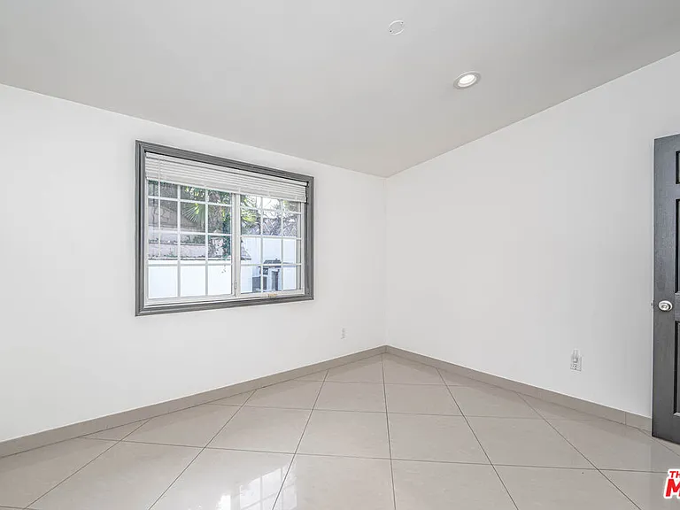 20746 Clarendon St — Photo 31