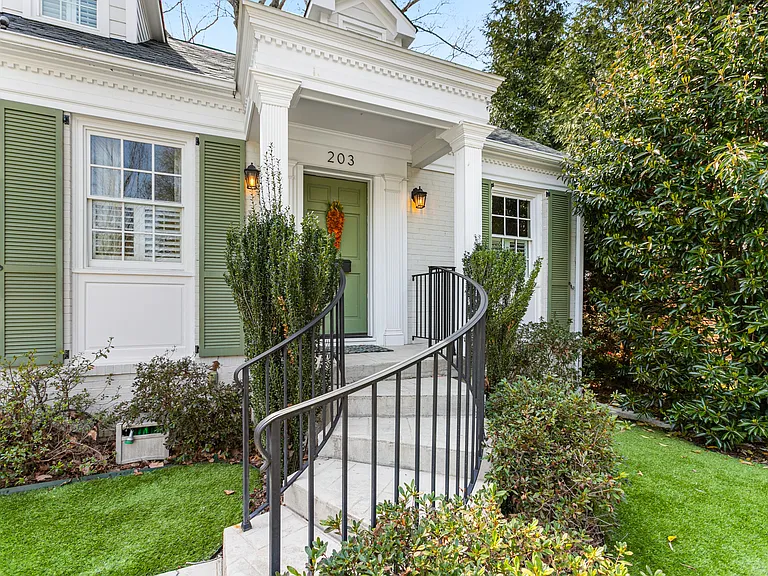203 Elmwood Dr — Photo 4