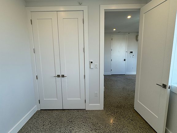 4th image of 949 Willoughby Ave #309