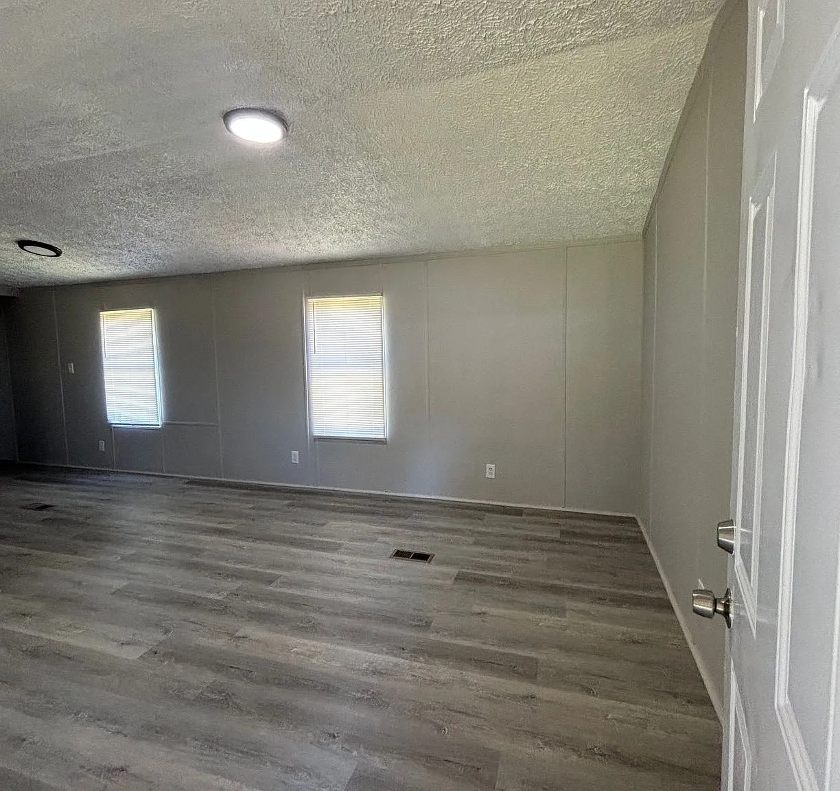 3 bed, $995 — Photo 1