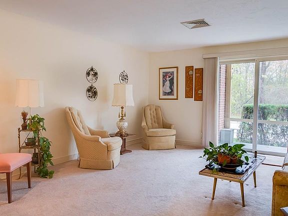 2nd image of 33 Rose Ct
